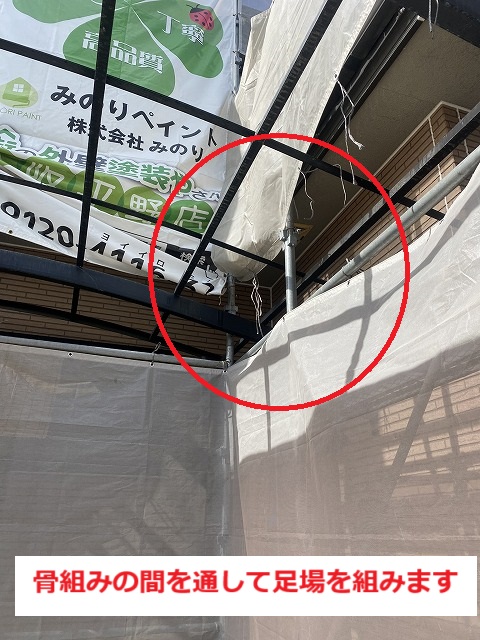 堺市東区福田にて、足場を組むために外してたカーポートのパネルを復旧しました。パネルは洗ってから戻します。
